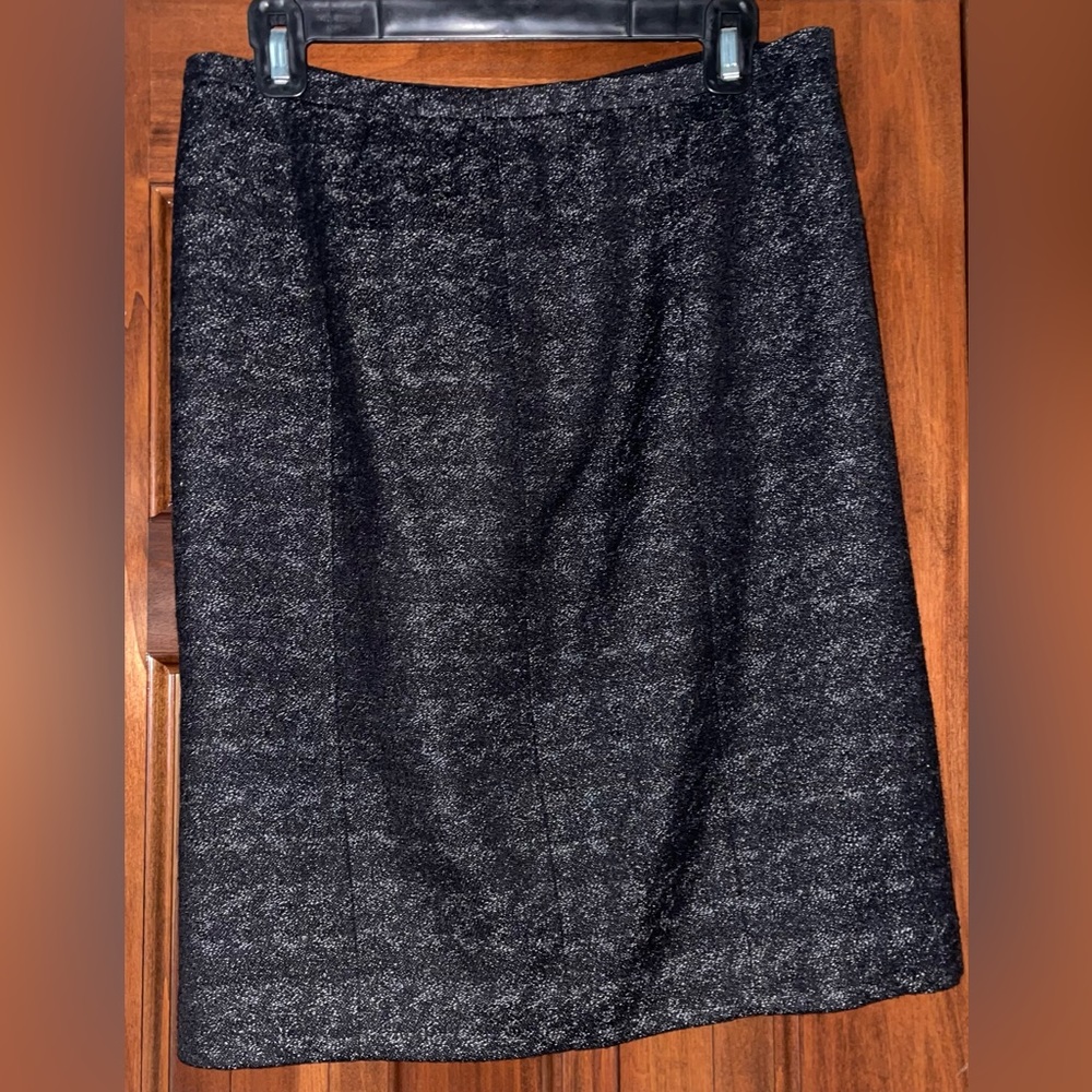 ANN TAYLOR Women’s skirt. Black Twead Color. Size 6.